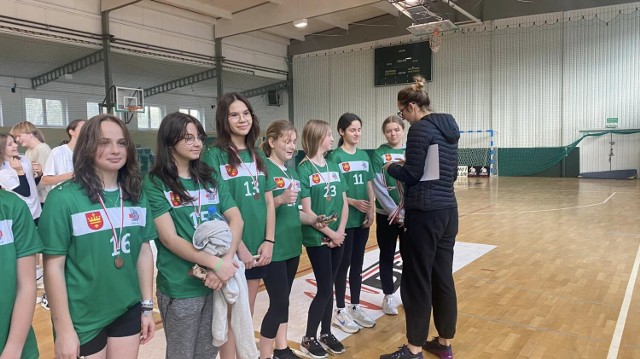 Dziewczęta grły w hokeja na Miejskich Igrzyskach Młodzieży Szkolne