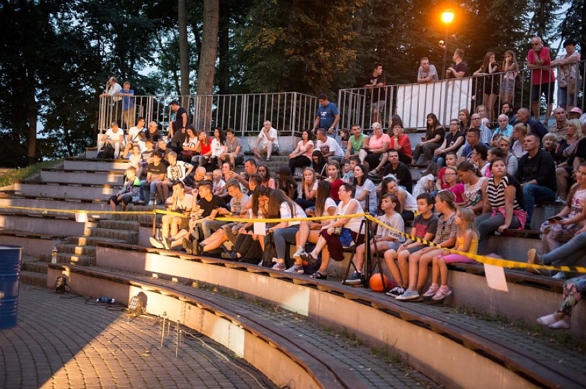 Pokaz ognia i światła na zakończenie Bocheńskiej Sceny Letniej [ZDJĘCIA]