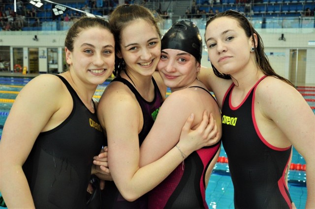 Unia Oświęcim okazała się najlepsza w IV edycji Grand Prix Małopolski w pływaniu na długim basenie. Na zdjęciu zadowolone zawodniczki Unii Oświęcim, od lewej: Maja Kapcińska, Zuzanna Nowak, Julia Blachura i Oliwia Rygiel.