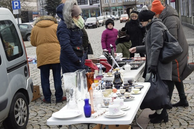 W sobotę, 4 stycznia, jak w każdą pierwszą sobotę miesiąca na skierniewickim rynku odbyły się targi staroci i kolekcjonerów. Swego czasu zimową porą targi przenoszono do holu Centrum Kultury i Sztuki. Teraz zimowa aura jest na tyle przyjazna, że mogą odbywać się pod chmurką.