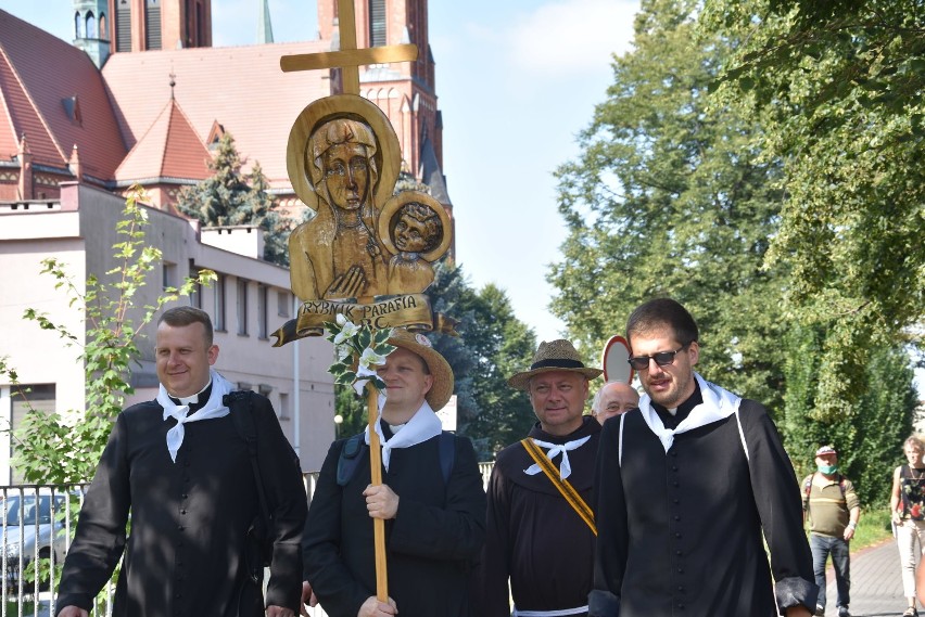 75 Rybnicka Pielgrzymka ruszyła z Bazyliki. Oficjalnie idzie 5 księży. Mieszkańcy idą we własnym zakresie