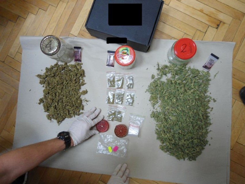 Policjanci znaleźli narkotyki w mieszkaniu [ZDJĘCIA]