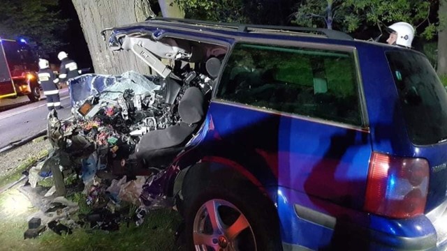 Volkswagen passat uderzył w drzewo. Kierowca zginął na miejscu.