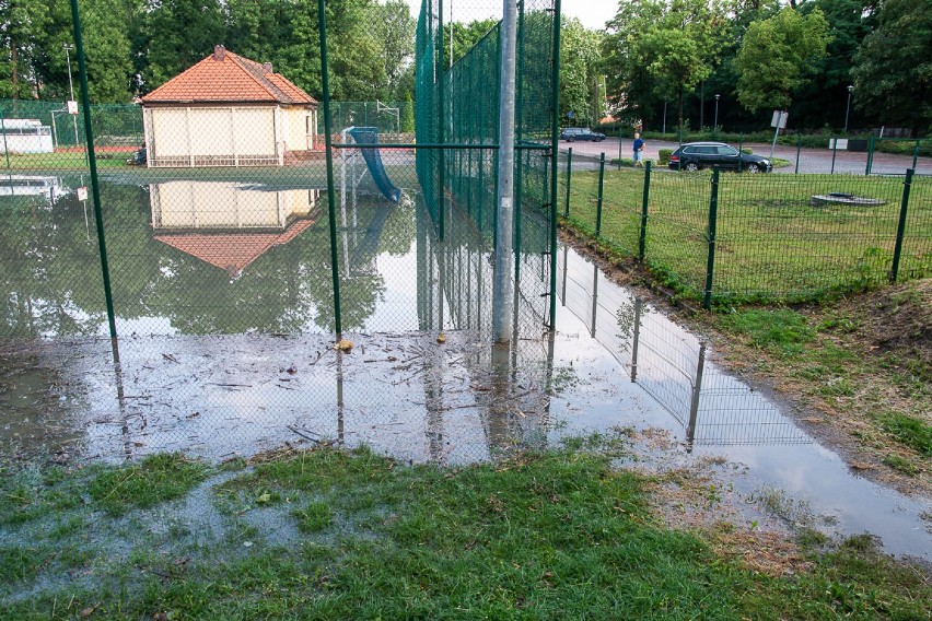 Płyta boiska do piłki nożnej jest cała zalana.