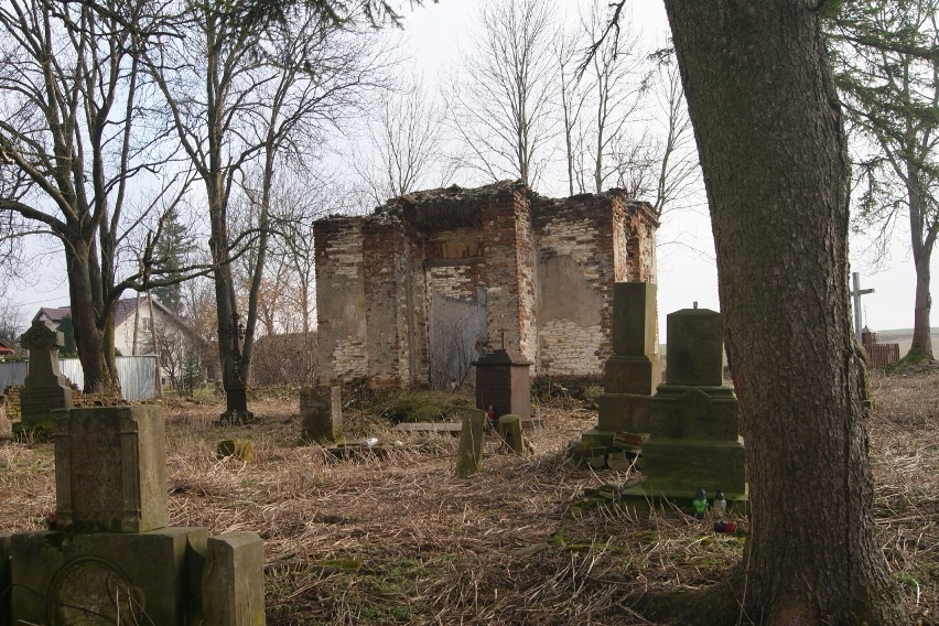 Polegli w bitwie pochowani byli na unickim cmentarzu w...