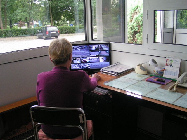 Widoki z kamer Centrum Kształcenia Praktycznego zrzucane są na monitor, który znajduje się w stróżówce.