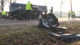 Fatalne skutki wypadku drogowego w Sztumie - rozbity samochód robi wstrząsające wrażenie [ZDJĘCIA]