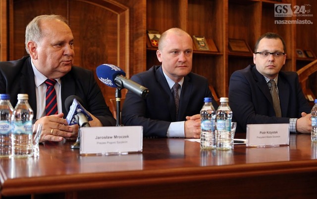 Od lewej: Jarosław Mroczek, prezes klubu Pogoń Szczecin, Piotr Krzystek, prezydent miasta i Maciej Kasprzyk, prezes Stowarzyszenia Kibiców Pogoni "Portowcy"