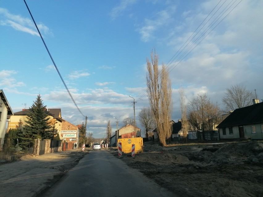 Przebudowa drogi 713 w Tomaszowie. Wkrótce objazd dla samochodów ciężarowych. Zobacz, jak posuwają się prace [ZDJĘCIA]