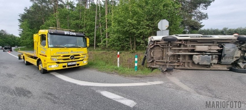 Kierowca busa podczas skręcania w boczną drogę został...