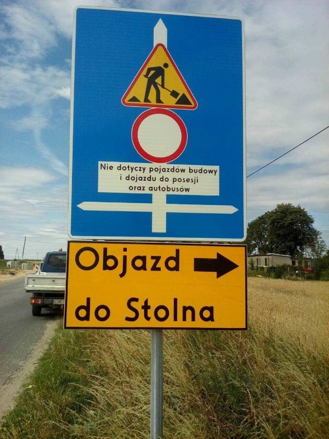 Czytelny znak wskazuje teraz objazd na trasie Wąbrzeźno-Stolno