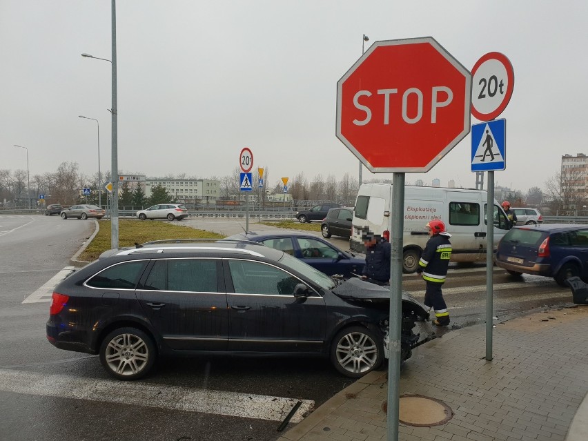 Znowu kolizja na feralnym skrzyżowaniu w centrum Kielc [ZDJĘCIA]