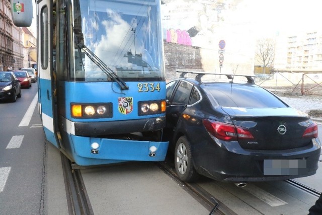 Zderzenie auta z tramwajem nr 3 na skrzyżowaniu Traugutta i Mierniczej we Wrocławiu
