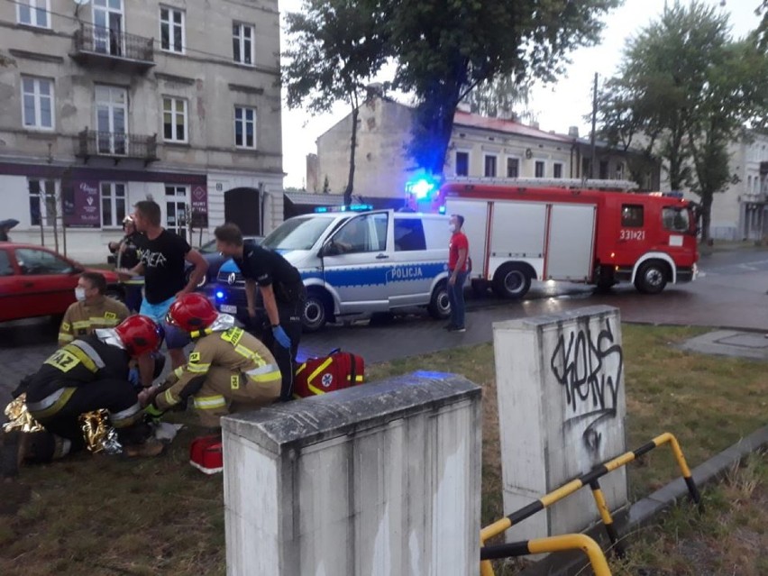 Wypadek koło McDonald's w Piotrkowie: BMW wpadło na chodnik i drzewo [ZDJĘCIA, WIDEO]