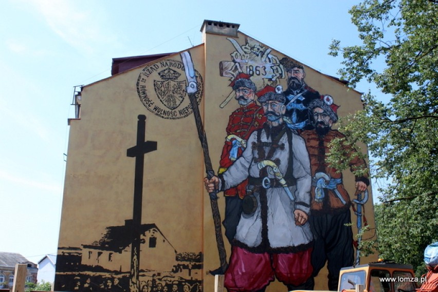 Mural na ścianie budynku przy ul. Wojska Polskiego 11 odnosi...