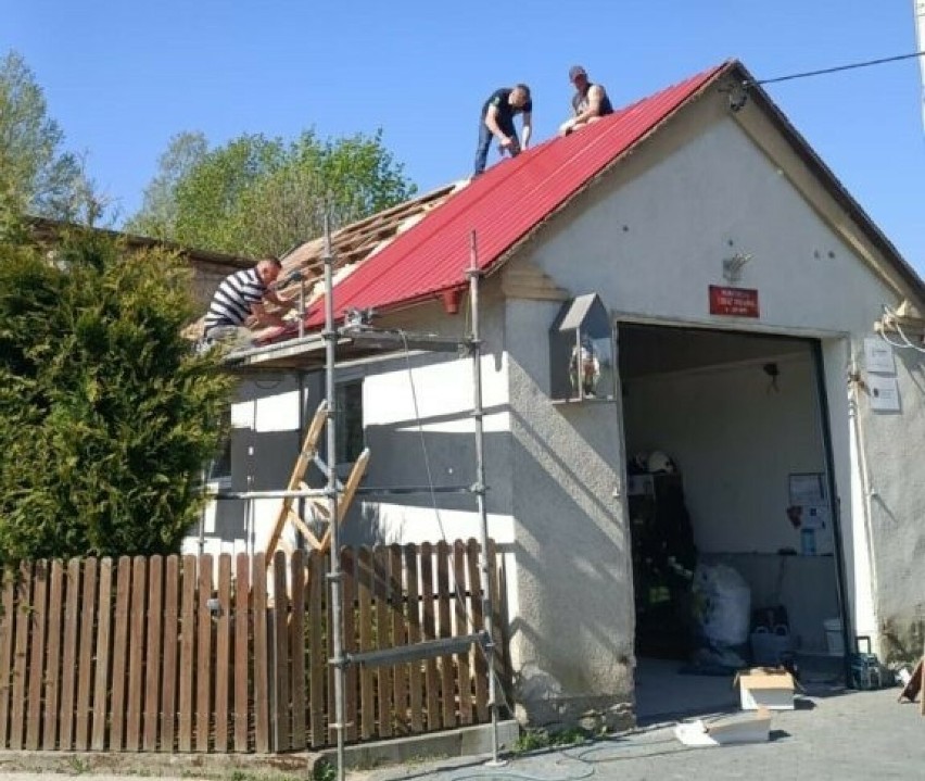 Strażacy w czasie wolnym z własnej inicjatywy wymienili dach...