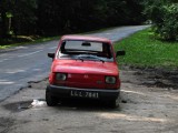 Porzucony fiat 126p przy ul. Osmolickiej (materiał Dziennikarza Obywatelskiego)