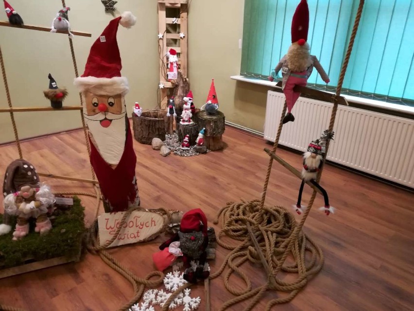 Wystawa pokonkursowa "Świąteczne Skrzaty i Mikołaje"