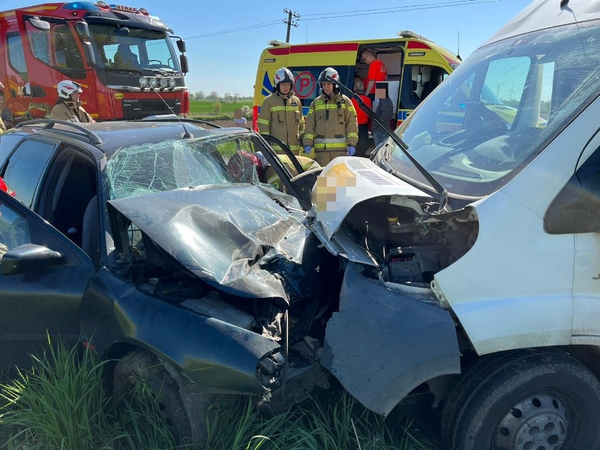 Poważny wypadek w Dębieńcu pod Grudziądzem. W zderzeniu busa...