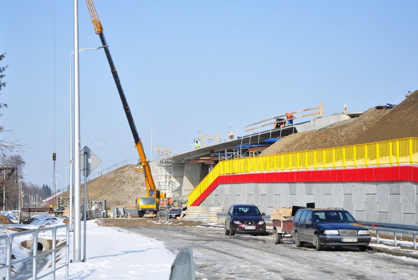 Przebudowa DK28 w Krośnie zbliża się do końca. Odcinek z nowym wiaduktem ma być gotowy w maju [ZDJĘCIA]
