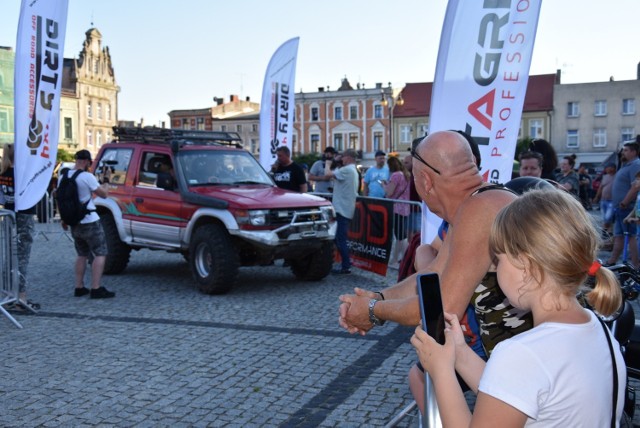 Rajd samochodów terenowych POLAND TROPHY EXTREME wystartował w Golubiu-Dobrzyniu w piątek 18 czerwca. O godz, 19 pierwsi zawodnicy ruszyli na nocne trasy. Druga część zmagań w sobotę 19 czerwca