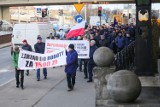 Chcemy podwyżek - skandowali listonosze [ZDJĘCIA] Protest pracowników Poczty Polskiej w Gdańsku