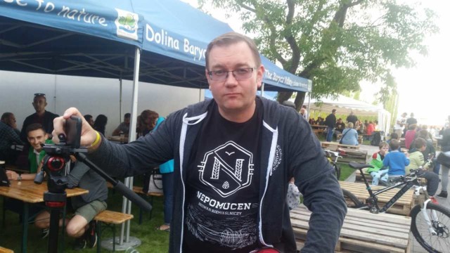 Tomasz Kopyra podczas przygotowywania transmisji na żywo z festiwalu piwa Open Craft, który odbywał się w dniach 11-13.08 na terenie browaru Nepomucen w Szkaradowie pod Miliczem