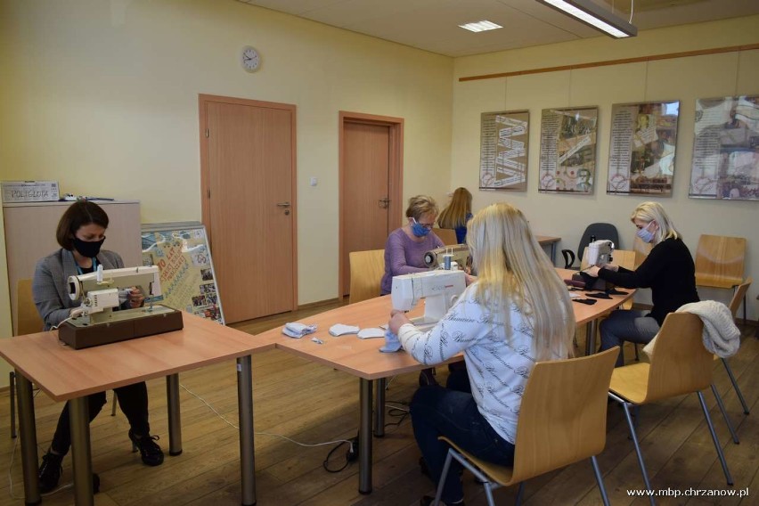 Chrzanów. Pracowniczki biblioteki szyją maseczki ochronne [ZDJĘCIA]