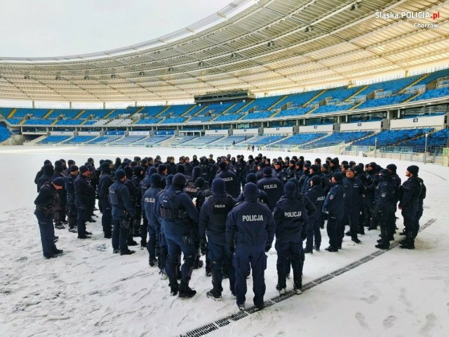 Spokojnie, to tylko ćwiczenia! Tak policjanci przygotowują się do wiosennej rundy Ekstraklasy.