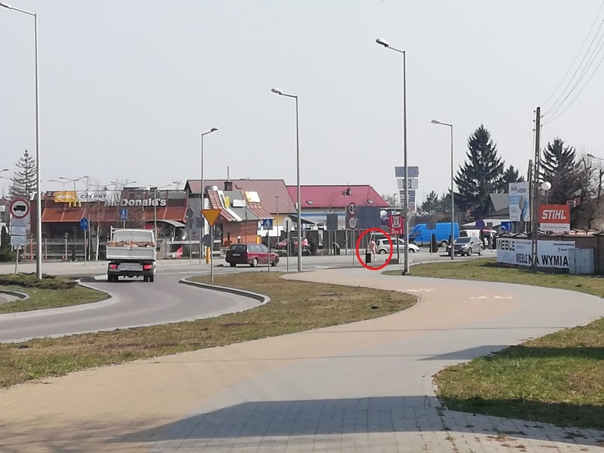 Nagi mężczyzna biegał wokół ronda w Chełmie. Interweniowała policja