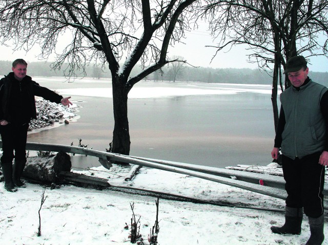 Z rozerwanego przez wodę przepustu zostały tylko powyginane barierki