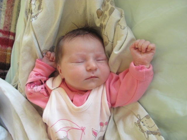 Laura Cesarz, jest córką Marty i Pawła. Urodziła się 4 lipca. Zamieszkała w Dąbiu.