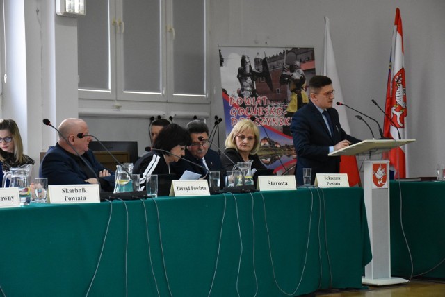 Dyrektor PUP Jarosław Zakrzewski podczas sesji Rady Powiatu przedstawił najważniejsze informacje dotyczące rynku pracy
