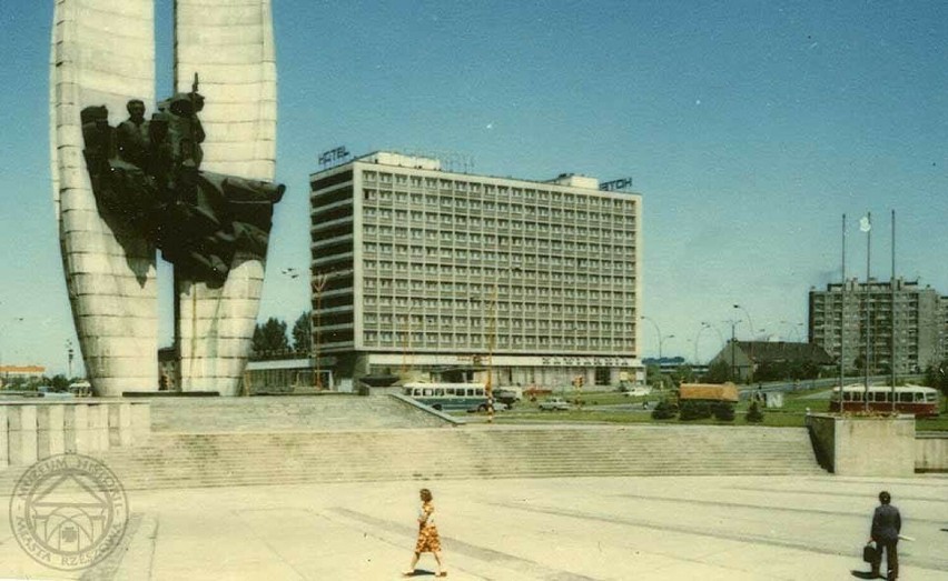 Hotel "Rzeszów" - wraz z pobliskim Pomnikiem Czynu...