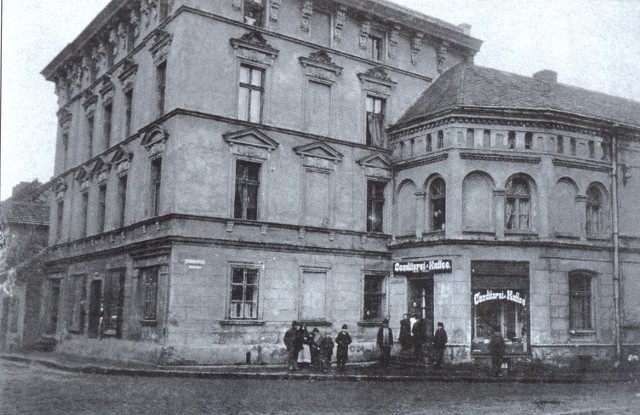 Kamienica przy ul. Krakowskiej na zdjęciu z przełomu XIX i XXw. Tablica pamiątkowa została zawieszona na jej ścianie.
