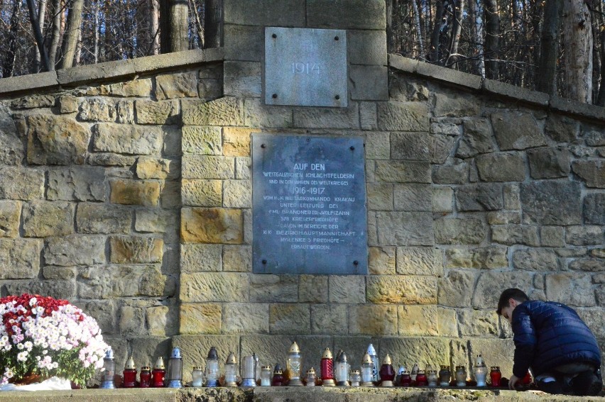 Cmentarze wojenne w Drogini i Wiśniowej. Pochowani na nich są Austriacy, Węgrzy, Czesi, Słowacy, Rosjanie, którzy tu walczyli 