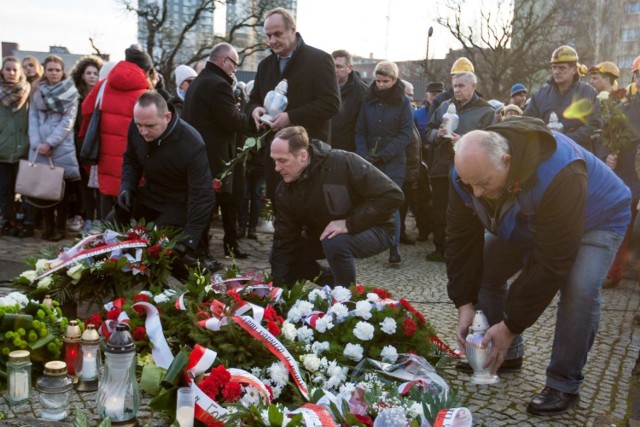 15 12 2017 gdansk. zlozenie kwiatow pod pomnikiem pomnikiem poleglych stoczniowcow w ramach obchodow uroczystosci grudnia 1970  fot. piotr hukalo / dziennik baltycki / polska press