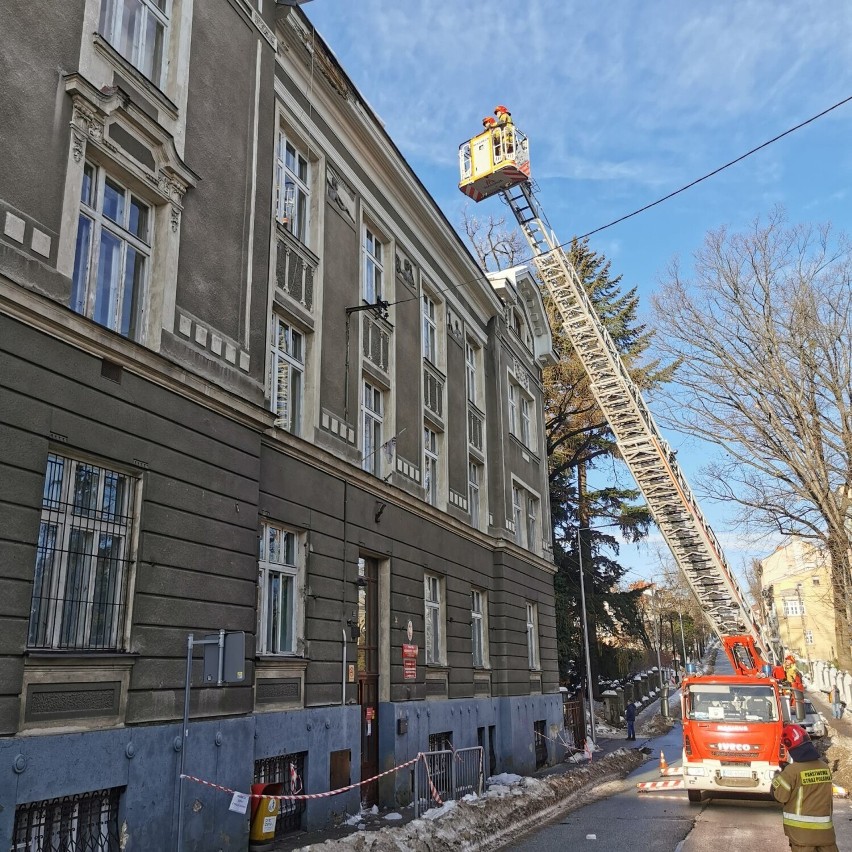 Mogło dojść do tragedii w Bielsku-Białej. Bryła lodu spadła z dachu szkoły na dwie nastolatki. Jest oświadczenie placówki