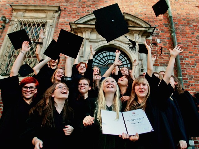 Tysiące studentów  co roku kończy studia, większość wrocławskich nie pracuje w zawodzie