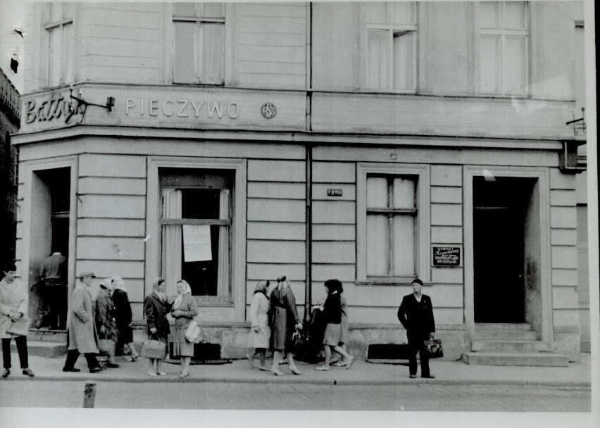Sklep PSS Społem Szczecinek na placu Wolności. lata 60