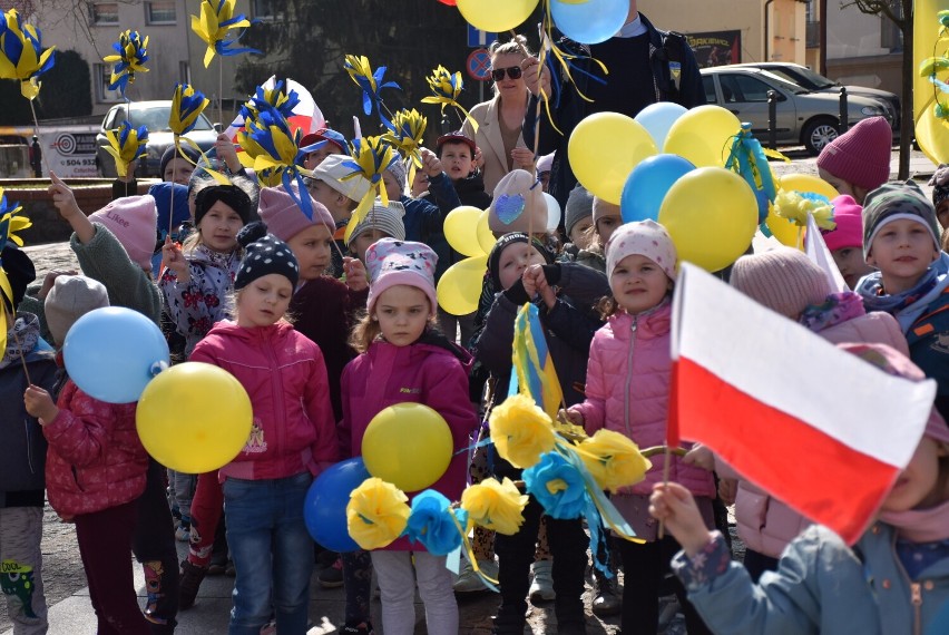 Przedszkolaki z Człuchowa solidarne z dziećmi z Ukrainy. Razem z nauczycielkami spotkały się na rynku ZDJĘCIA