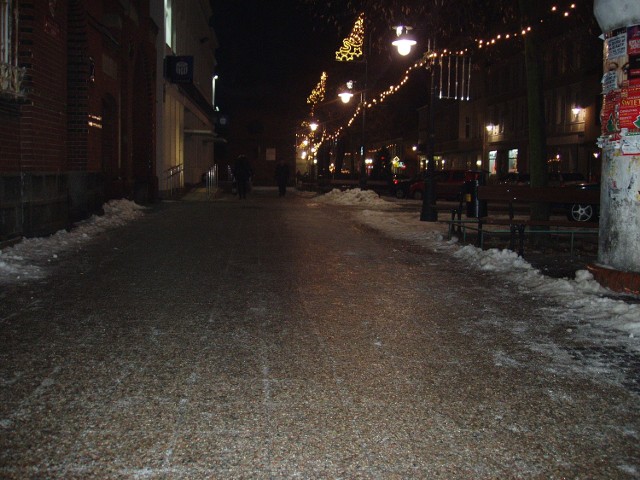 Chodnik na ulicy Dąbrowskiego, wzdłuż poczty