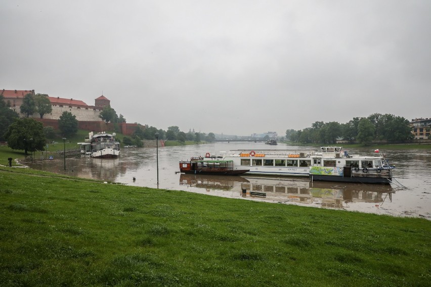 Przez Kraków przeszła w piątek fala kulminacyjna na Wiśle....