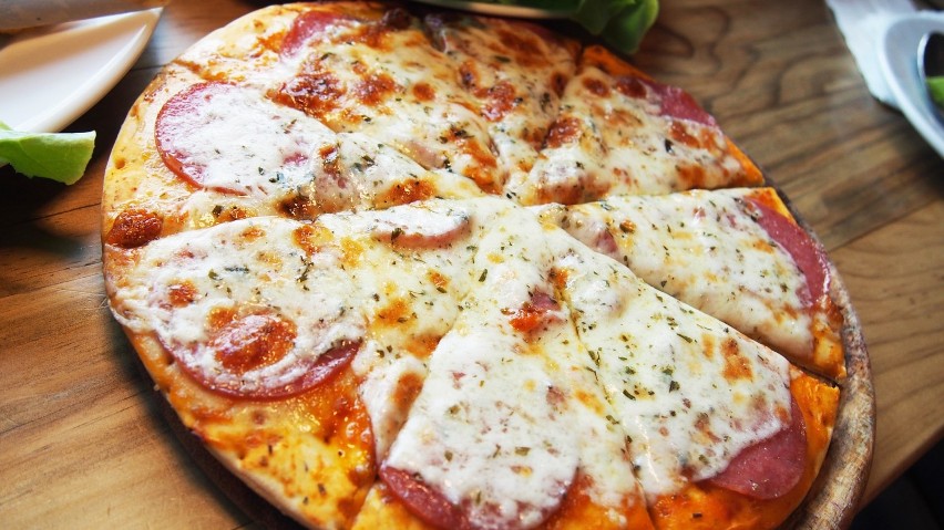 Uliczna pizza lub pizza prosto z ulicy w klasycznym włoskim...