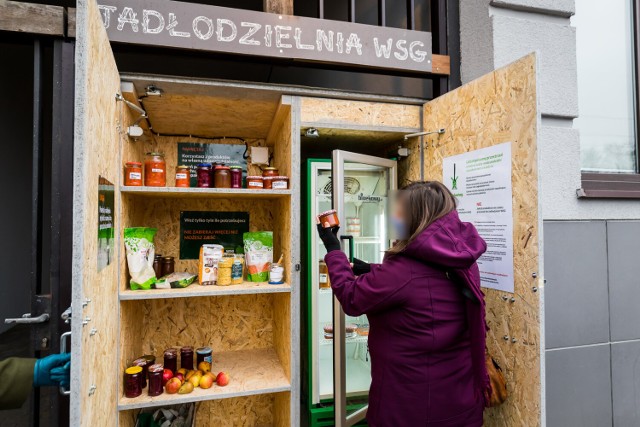Jadłodzielnie działają w wielu miastach w Polsce. Tu na zdjęciu jadłodzielnia w Bydgoszczy. Miejsce, w którym będzie można podzielić się jedzeniem powstanie także w Wągrowcu