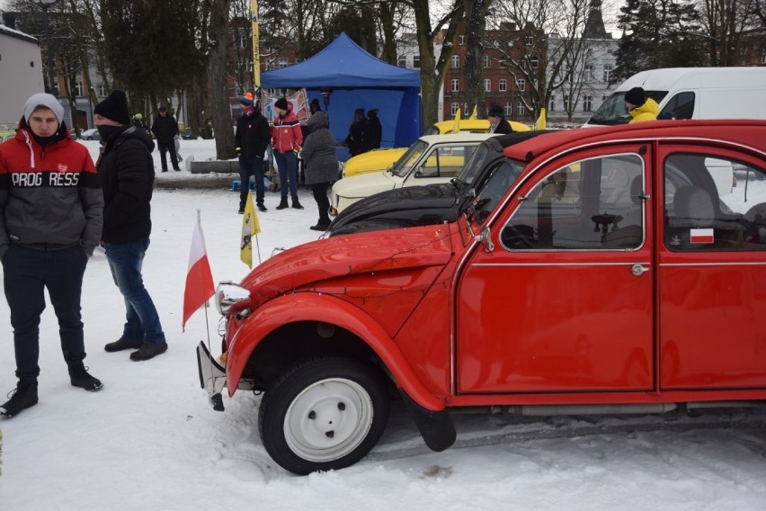 WOŚP na placu Pokoju w Lęborku. Pokazy wozów strażackich, wystawa starych aut i słodki poczęstunek od radnych