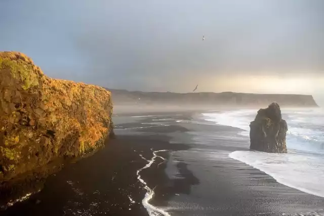 CC BY 2.0

Ta czarna plaża to jedna z największych atrakcji turystycznych Islandii. Jest równie piękna, co niebezpieczna – zwiedzający często ignorują zakazy i ostrzeżenia dotyczące groźnych fal i decydują się beztrosko spacerować brzegiem oceanu. Na plaży wciąż dochodzi do niebezpiecznych zdarzeń, życie straciło tam także wiele osób wciągniętych przez fale.