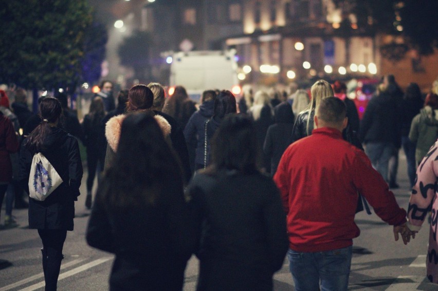 Protest przeciwko decyzji Trybunału Konstytucyjnego. Protestujący przeszli ulicami Nowego Dworu Gdańskiego