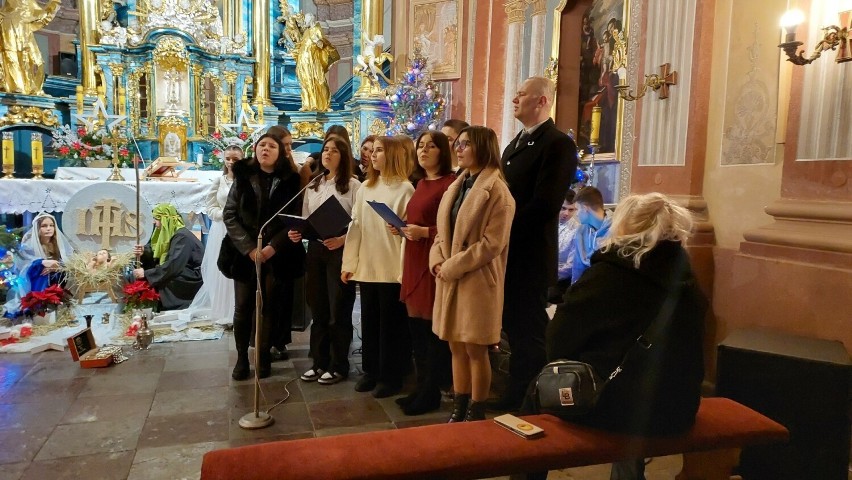 Wieczór Kolędowania w klasztorze Bernardynów w Opatowie. Mieszkańcy śpiewali kolędy z uczniami Szkoły na Górce