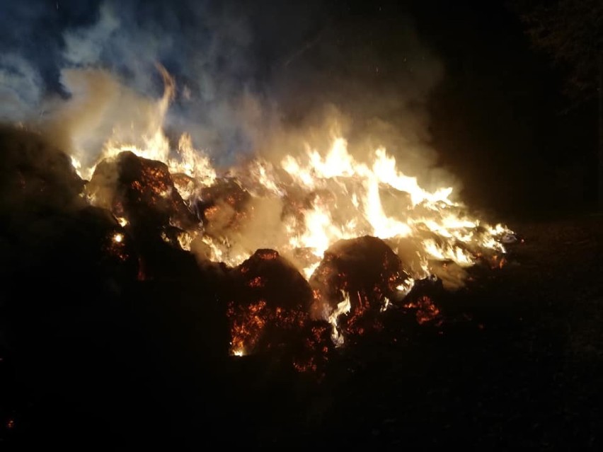 Pożar balotów słomy w Piotrowie Pierwszym